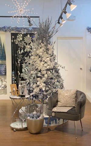 BLACK TIN BOX WITH COLLARFOILCUTTER AND WAITER'S CORKSCREW - 180-0300042